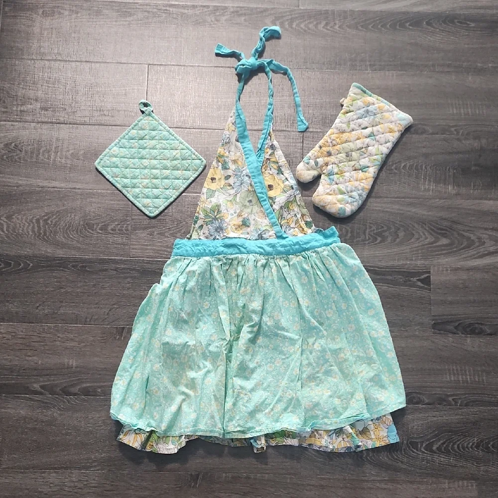 🎉 Two's Company Apron & Potholder Set 🎉